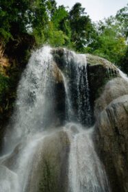 دانلود عکس آبشار tad mok lampang منظره طبیعت تایلند