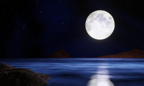 دانلود عکس ماه کامل آبی که در دریا موجی از آب منعکس شده است