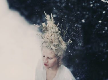 دانلود والپیپر دختر زیبایی لباس زمستانی سرگرم کننده آب پرتره درخت یخ زده
