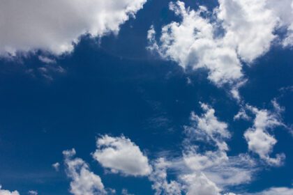 دانلود عکس ابر ضخیم بر فراز آسمان آبی استفاده طبیعی برای پس زمینه
