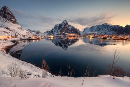 دانلود عکس نمایی از رشته کوه با دهکده ماهیگیری در زمستان
