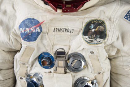 دانلود والپیپر تاریخچه لباس فضایی ناسا نیل آرمسترانگ
