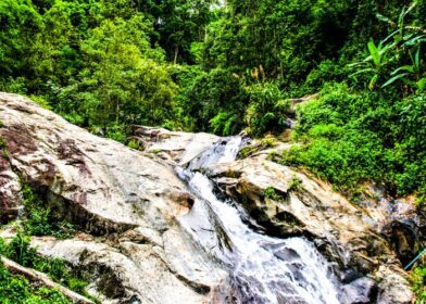دانلود عکس آبشار و طبیعت زیبای سنگی در شمال تایلند