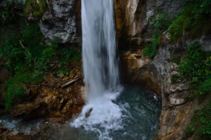 دانلود عکس آبشار در اعماق جنگل
