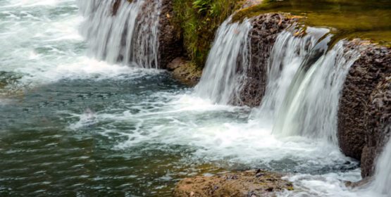 دانلود عکس حرکت آبشار در زیبایی طبیعت