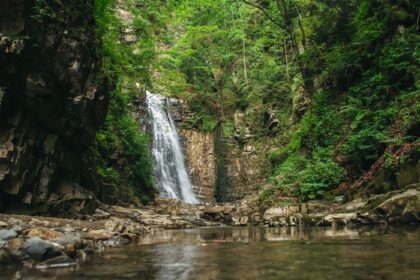 دانلود عکس آبشار با دریاچه در میان صخره ها و جنگل