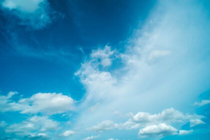 دانلود عکس ابرهای کرکی سفید در برابر آسمان آبی در فصل طبیعت تابستان