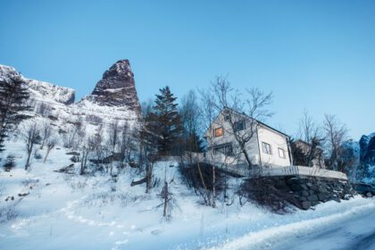 دانلود عکس خانه سفید اسکاندیناوی با کوه معروف در زمستان در