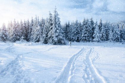 دانلود عکس جاده زمستانی مرموز چشم انداز کوه های باشکوه