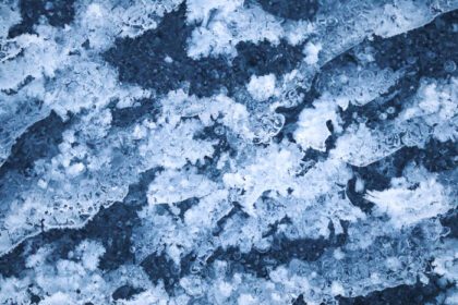 دانلود عکس بافت یخی سطح آبی طبیعی با برف