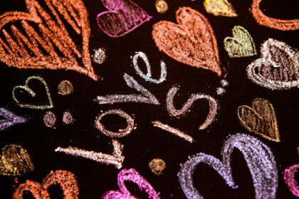 دانلود عکس قلب های عشق در زمینه بافت چوبی روز ولنتاین