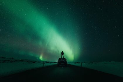 دانلود والپیپر منظره شفق های شب وسیله نقلیه مینیمالیسم فضا ستاره ها بزرگراه عکاسی تنهایی طبیعت کویر محیط زیست ماشین سبز جیپ آسمان جاده برفی کریستوفر رولر