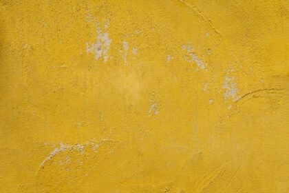 دانلود عکس پس زمینه بافت دیوار سیمانی زرد خردل دارای خط و خش است