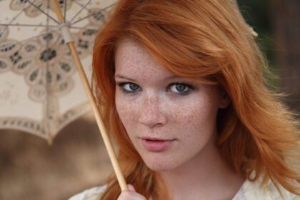 دانلود والپیپر میا سولیس مدل مو قرمز زنانه با کک و مک صورت