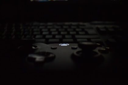 دانلود والپیپرهای تک رنگ کنترلرهای تک رنگ فناوری صفحه کلید لپ تاپ بازی رایانه شخصی کیبورد لپ تاپ بازی Xbox One تاریکی صفحه کلید کامپیوتر دستگاه الکترونیکی