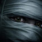 وکتور پاکسازی زن زیبا با پاک کردن آرایش جوانه پنبه