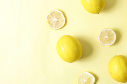 دانلود ردیف عکس بافت برش های لیمو در پس زمینه زرد در خلاقانه