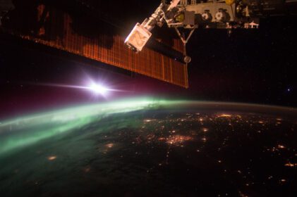 دانلود والپیپرهای نقاشی نور خورشید نقاشی نقاشی هنر دیجیتال شب رندر فضا هنر فضای زمین CGI ISS اتمسفر جهان نجوم نور تاریکی اسکرین شات اتمسفر زمین فضای بیرونی جسم نجومی