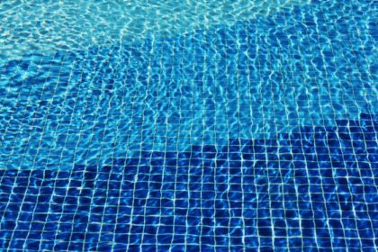 دانلود عکس موزاییک استخر شنا موجدار کف کاستیک مانند آب دریا
