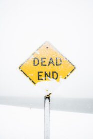 دانلود والپیپرهای ایالات متحده آمریکا عکاسی علائم هشدار سفید علائم برف برف زمستانی زرد مثلث مینیمالیسم پس زمینه ساده پس زمینه سفید علامت جاده خاکستری