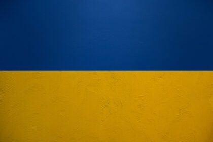 دانلود عکس پس زمینه پرچم اوکراین به رنگ آبی و زرد از دیوار گچی