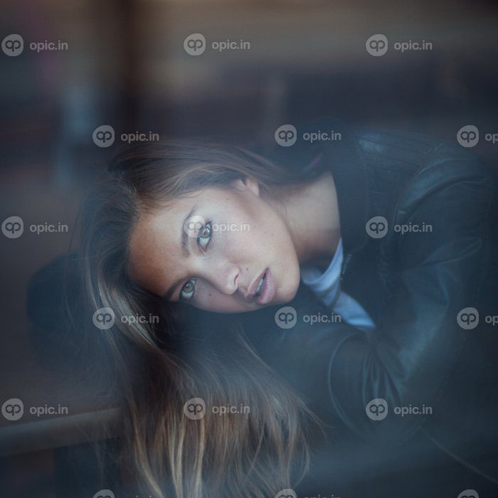 دانلود والپیپر زنانه کت چرم سبزه استیسی المر دهان باز