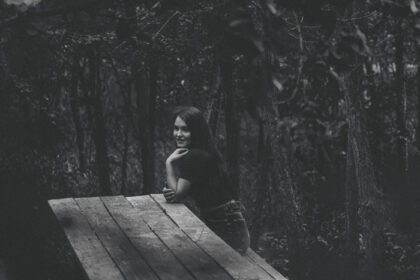 دانلود والپیپر چوب جنگلی میز زنانه تک رنگ مدل تیره