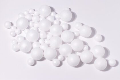 دانلود عکس فوم سفید دسته ای از توپ های گرد d