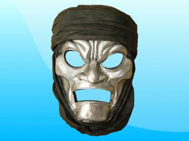 تصویر برداری وکتور ماسک فلزی ترسناکی که توسط گروهی از ماسک خشمگین ایرانی پوشیده شده با خطوط عمیق دهان باز در اطراف سوراخ چشم و بینی و کلاه پارچه ای که پیشانی را پنهان کرده است.