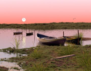 دانلود والپیپرهای دیجیتال هنر دیجیتال تصویرسازی آثار هنری طبیعی آرام غروب آفتاب منظره رودخانه رندر آسمان قایق تابستانی