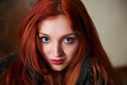 دانلود والپیپرهای صورت زنانه مدل مو قرمز پرتره موهای بلند